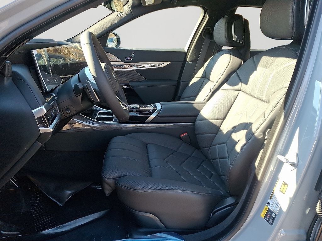 2026 BMW 7 Series 750e - Photo 7
